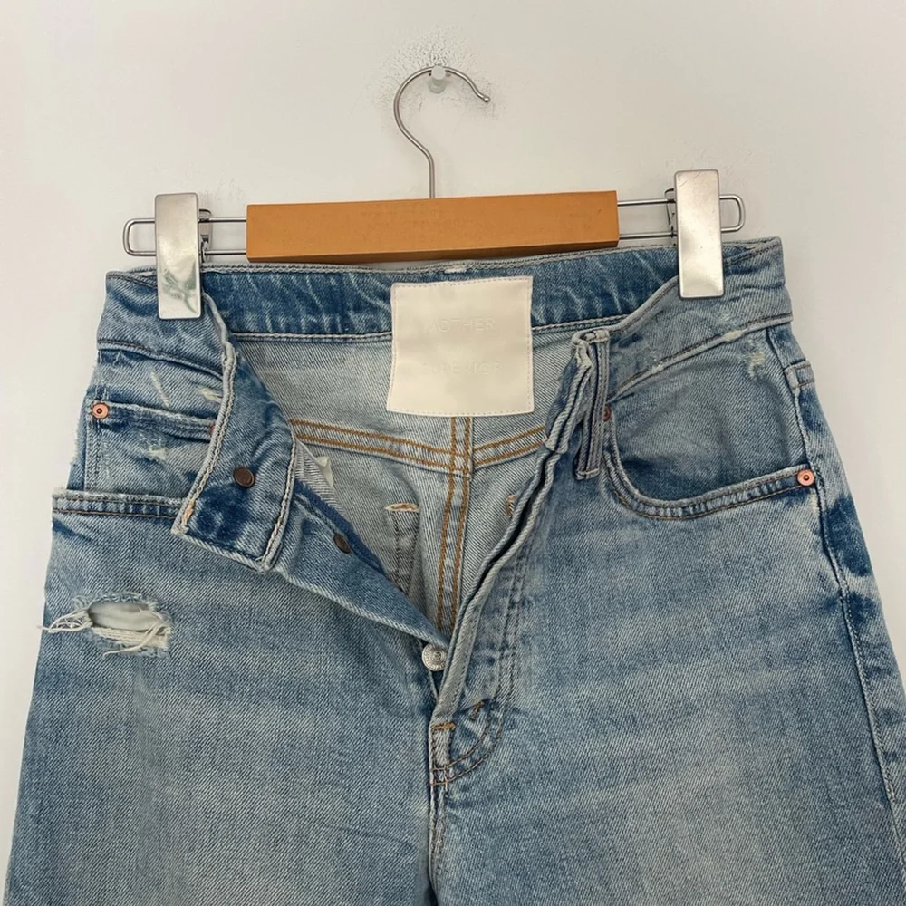 mother The Tomcat in The Confession
Light Blue Distressed Jeans 24 - Picture 6 of 12